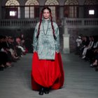 En su colección predominaron prendas de inspiración decolonial.