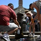 Las personas se hidratan constantemente en ciudades como Roma, una de las que enfrenta la histórica ola de calor, alentada por el cambio climático.