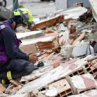 Los rescatistas siguen con sus tareas para encontrar más sobrevivientes de los terremotos, mientras el tiempo se agota.