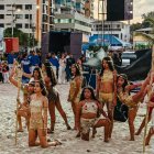 Jóvenes con trajes de aborígenes les rindieron tributo a los cetáceos en su llegada a las costas peninsulares