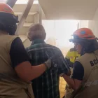 Las bomberas guayaquileñas brindaron asistencia psicológica a un adulto mayor que se negaba a abandonar el edificio donde vivía en Venezuela.