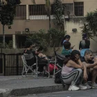 Personas esperan en la calle frente a un edificio residencial tras el sismo de magnitud 4,6 registrado este lunes en Caracas, Venezuela.