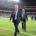 El seleccionador de Paraguay Gustavo Alfaro (c) sale del campo de juego este jueves, al finalizar un partido del grupo D del Mundial de la FIFA 2026 entre Paraguay y Australia en el estadio Levi's en Santa Clara, California.
