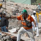 Rescatistas y voluntarios trabajan entre los escombros tras los sismos en La Guaira, Venezuela.