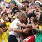 El entrenador de Ecuador, Sebastián Beccacece, celebra con su familia y los aficionados tras el triunfo 2-1 ante Alemania en el estadio MetLife de Nueva Jersey.