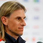 El seleccionador de Ecuador, Sebastián Beccacece, reacciona este viernes, durante una rueda de prensa en el estadio Arrowhead en Kansas (Estados Unidos).
