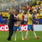 Carlo Ancelotti celebra la clasificación de Brasil con Neymar tras el triunfo agónico ante Japón en Houston.