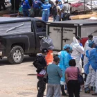 Familiares reclaman los cuerpos de víctimas de los terremotos este lunes en La Guaira, Venezuela.