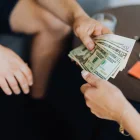El préstamo del BIESS permite cubrir pensiones alimenticias mediante un crédito quirografario para afiliados y jubilados.