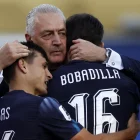 Mundial 2026: Gustavo Alfaro, DT de Paraguay, abraza a los suyos tras dejar en el camino a Alemania.