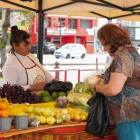 Mercado con productos de la Agricultura Familiar Campesina.