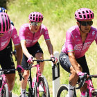 Richard Carapaz junto a sus compañeros del EF Education-EasyPost durante el Tour de Suiza.