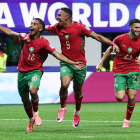 Gessime Yassine de Marruecos (izq.) celebra con su compañero Soufiane Rahimi tras marcar un gol en el Mundial 2026