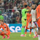 Jugadores de Países Bajos se lamentan este lunes, al terminar un partido de los dieciseisavos de final del Mundial de la FIFA 2026