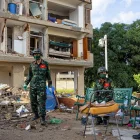 Rescatistas de Vietnam realizan labores de búsqueda de sobrevivientes a los terremotos, este martes en Catia La mar, La Guaira (Venezuela).
