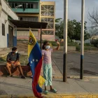 Una niña sostiene una bandera de Venezuela en una zona afectada por el doble terremoto de magnitud 7,2 y 7,5.