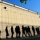Inmigrantes haciendo fila en Barcelona para presentar su documentación ante el proceso de regularización puesto en marcha por el Gobierno español.
