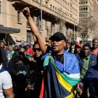 Miembros de la comunidad zulú durante una jornada de movilizaciones del movimiento nacional antiinmigración en Johannesburgo (Sudáfrica) este 30 de junio de 2026.