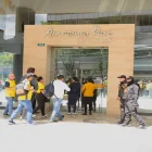 La Policía mantenía la vigilancia en el edificio de la avenida Amazonas y Colón, en el norte de Quito.