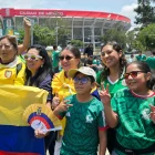 Hinchas de Ecuador y México comparten entusiasmo afuera del estadio capitalino antes del partido.