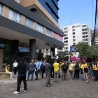 Policía evacúa el edificio Amazonas Parc tras irrupción de hombres armados en Quito.