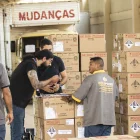 Cuatro trabajadores en Brasil despachan una cajas.