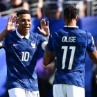 Kylian Mbappé celebró sus goles con Olise en el Francia 3 Suecia 0.
