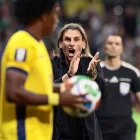 Sebastián Beccacece, DT de Ecuador en el Mundial 2026, da indicaciones en el partido contra México.