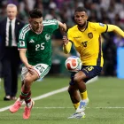 Pedro Vite (d), mediocampista de Ecuador, en la marca a un jugador de México, en el Mundial 2026.