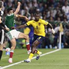 Raúl Jiménez (i) de México disputan el balón con Willian Pacho de Ecuador por los dieciseisavos de final de la FIFA 2026 en el estadio Azteca.