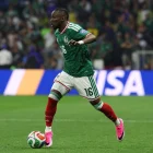 Julián Quiñones conduce el balón con la camiseta de México durante el Mundial 2026.