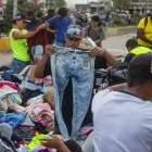 Personas buscan ropa en un campamento instalado frente a los edificios que se derrumbaron durante los terremotos en La Guaira, Venezuela, 30 de junio de 2026.