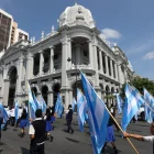 Las autoridades salieron al balcón del Municipio de Guayaquil para apreciar el desfile estudiantil a su paso por la avenida Malecón.