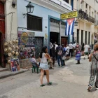 Fotografía del 6 de junio de 2026 de personas caminando frente al bar y restaurante 'La Bodeguita del Medio' en La Habana (Cuba).