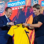 Francisco Egas (i) junto a Sebastián Beccacece en la presentación de la camiseta de la selección de Ecuador.