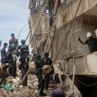 Rescatistas trabajan entre los escombros en Catia La Mar durante las labores de búsqueda tras los terremotos.