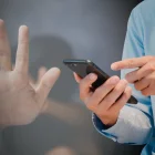 Referencial.Un usuario interactúa con su teléfono en medio de las críticas a TikTok por el uso indebido de la plataforma.