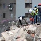 Rescatistas inspeccionan escombros en Caracas durante las operaciones de búsqueda tras los terremotos.
