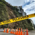Construcción del muro de hormigón en la antigua vía a Nayón para estabilizar el talud afectado.