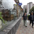 Tipos. En la calle Juan Rodríguez hay una gran presencia de cajas de cristal.