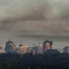 Una nube de incendios flota en el cielo tras un masivo ataque ruso a la capital ucraniana, Kiev, Ucrania, este martes 2 de junio de 2026, en medio de la invasión rusa.