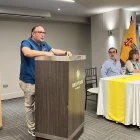 Juan Carlos González interviene ante militantes y adherentes del Partido Social Cristiano y Madera de Guerrero durante su presentación como precandidato a la Prefectura del Guayas.