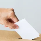 Ciudadano deposita su voto en urna, tras la aprobación del padrón electoral para las elecciones seccionales y del Cpccs 2026.
