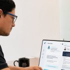 Basada en principios de la terapia cognitivo-conductual, la plataforma ofrece sesiones de entre cinco y doce minutos para ayudar a reinterpretar pensamientos.