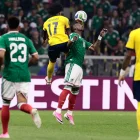Julián Quiñones (abajo) de México disputa el balón con Angelo Preciado de Ecuador.