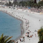 En la imagen de archivo, varias personas disfrutan del sol en una playa de Niza, Francia.