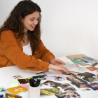 A diferencia de otras disciplinas que requieren técnica o formación previa, este trabaja con lo que ya existe y que muchas veces se tiene en casa.