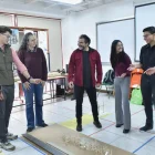 ”Con lo que hay” se denomina el taller que llevan adelante desde hace 15 años, Enrique Villacís y Cynthia Ayarza, profesores de arquitectura de la PUCE.