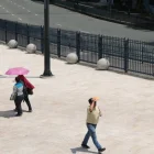 Ciudadanos en el centro de Guayaquil utilizan sombrillas y gorras para protegerse del alto índice de radiación UV que golpea a la urbe.