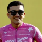 Richard Carapaz, del equipo EF Education–EasyPost, saluda durante la presentación de los equipos del Tour de Francia 2026.